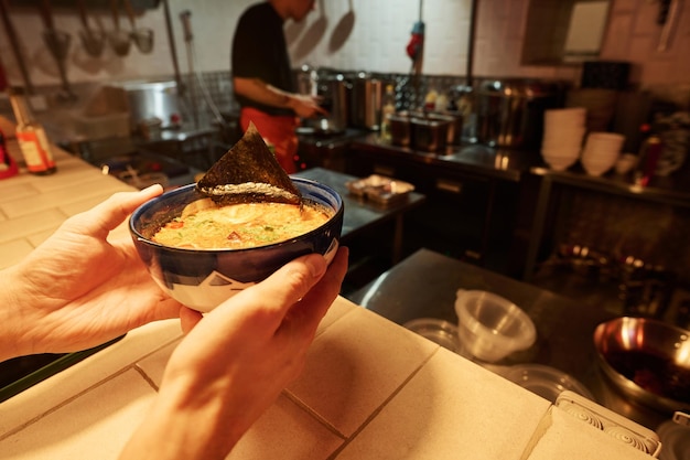 Bucătar pregătind preparat